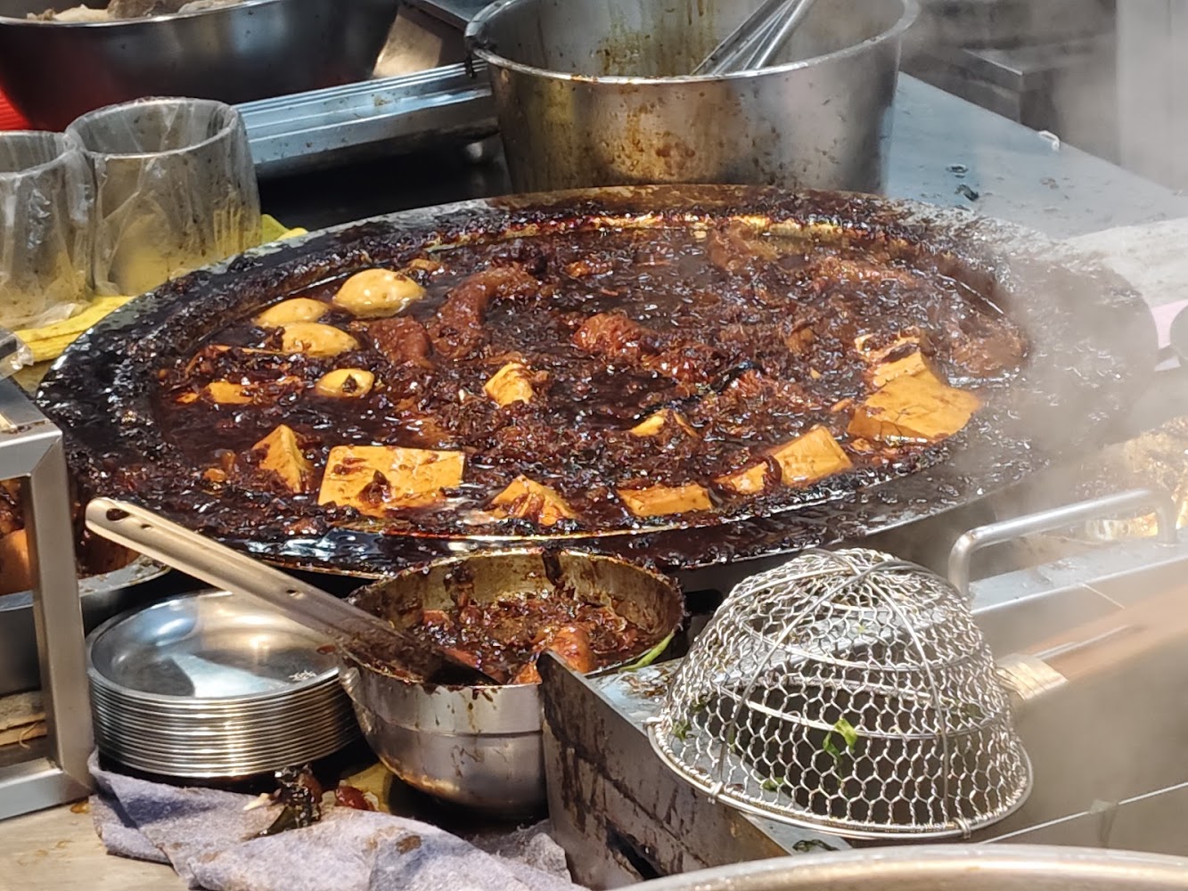 大鍋滷味有雞蛋豆腐與肉類