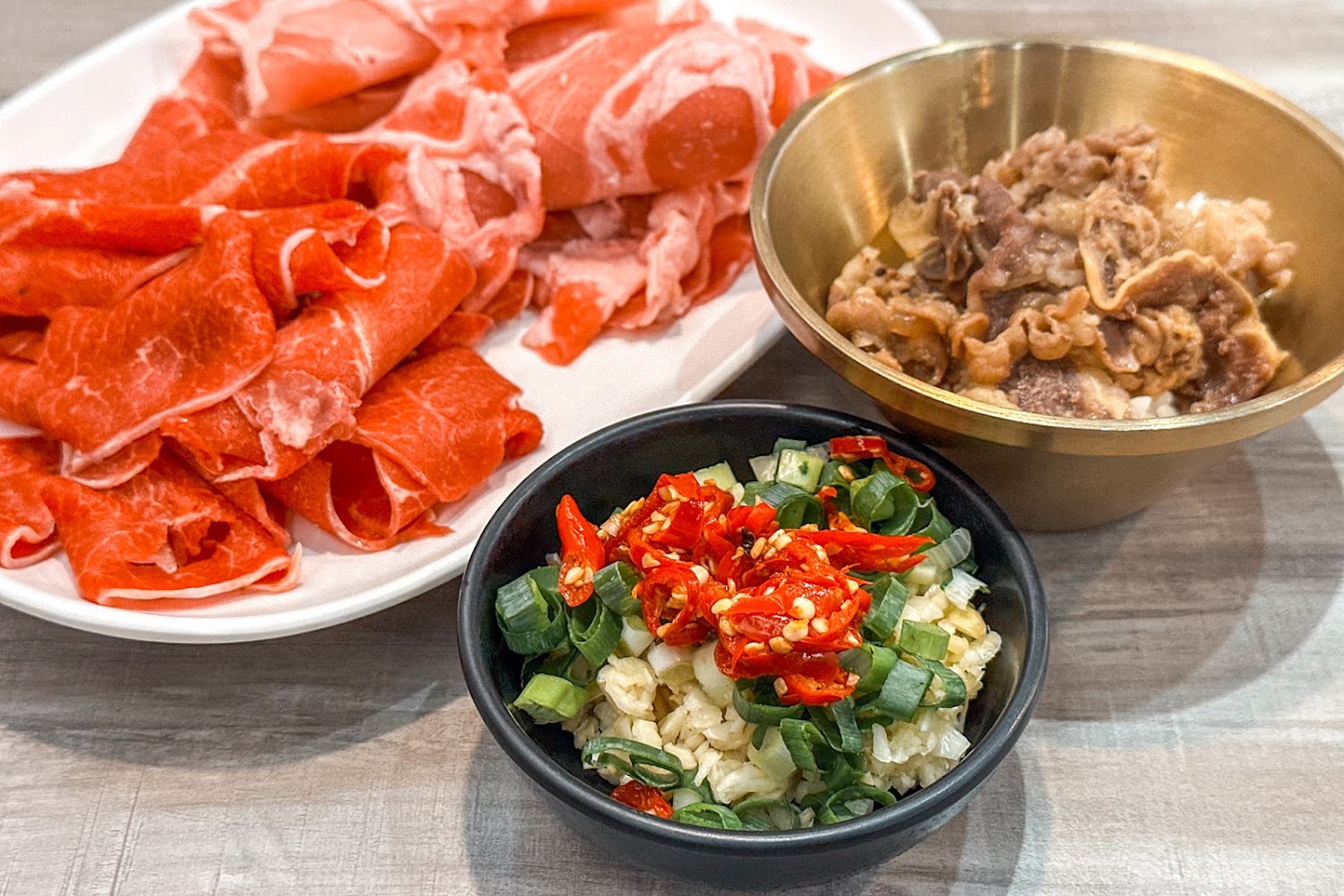 涮飽飽石頭火鍋肉盤與滷肉飯