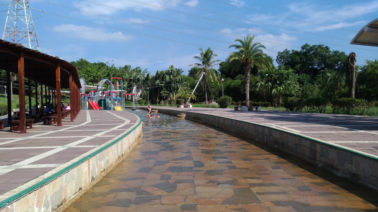 烏山頭水庫親水公園親子水樂園全景與遮蔽座椅