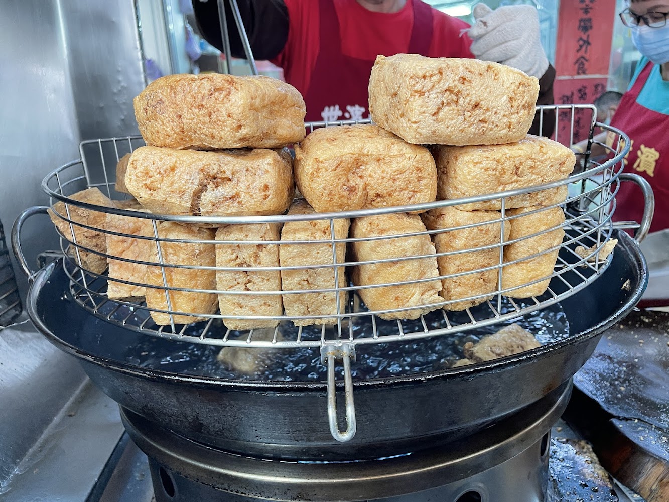 油鍋旁正在瀝油的臭豆腐
