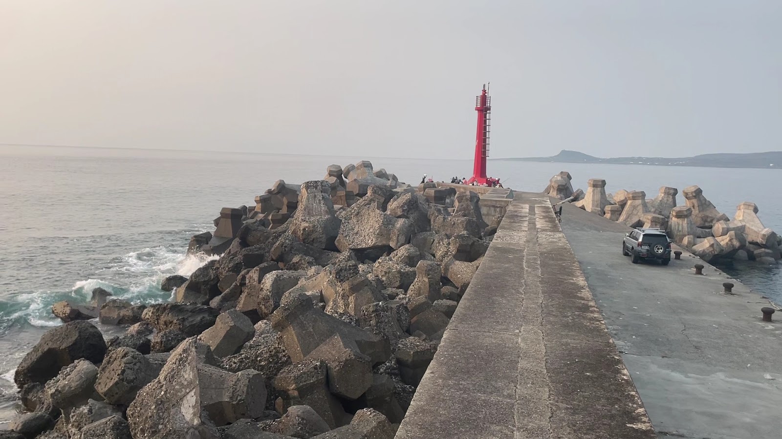 新蘭漁港防波堤全景釣客，台東東河鄉海洋之眼啟航地