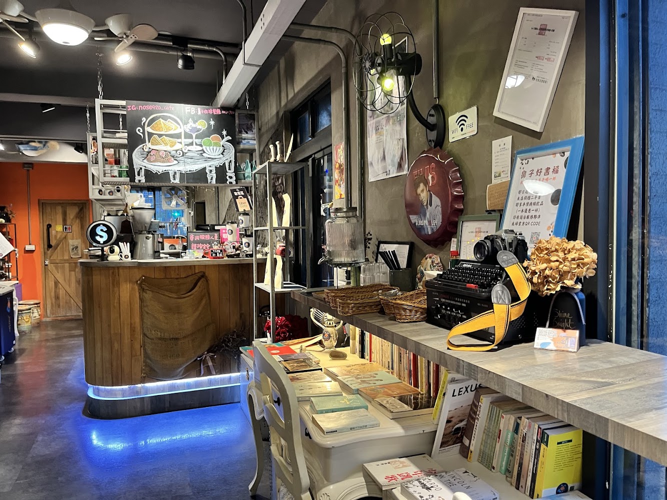 店內櫃台與復古擺設