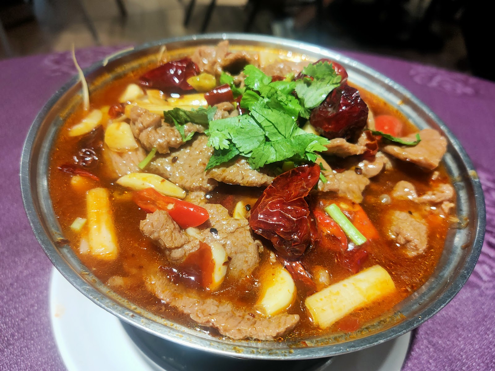 悅禾小館麻辣牛肉鍋，紅色濃郁湯底鮮嫩牛肉新竹湖口