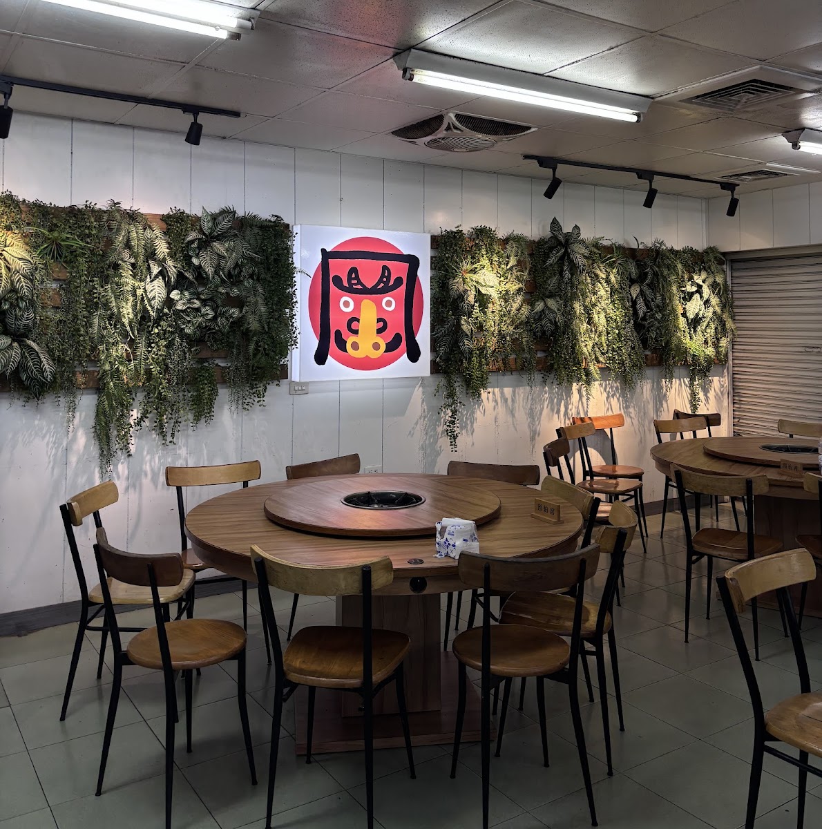岡山牛 牛肉涮涮鍋 店內環境 圓桌嵌入式鍋爐 綠植牆