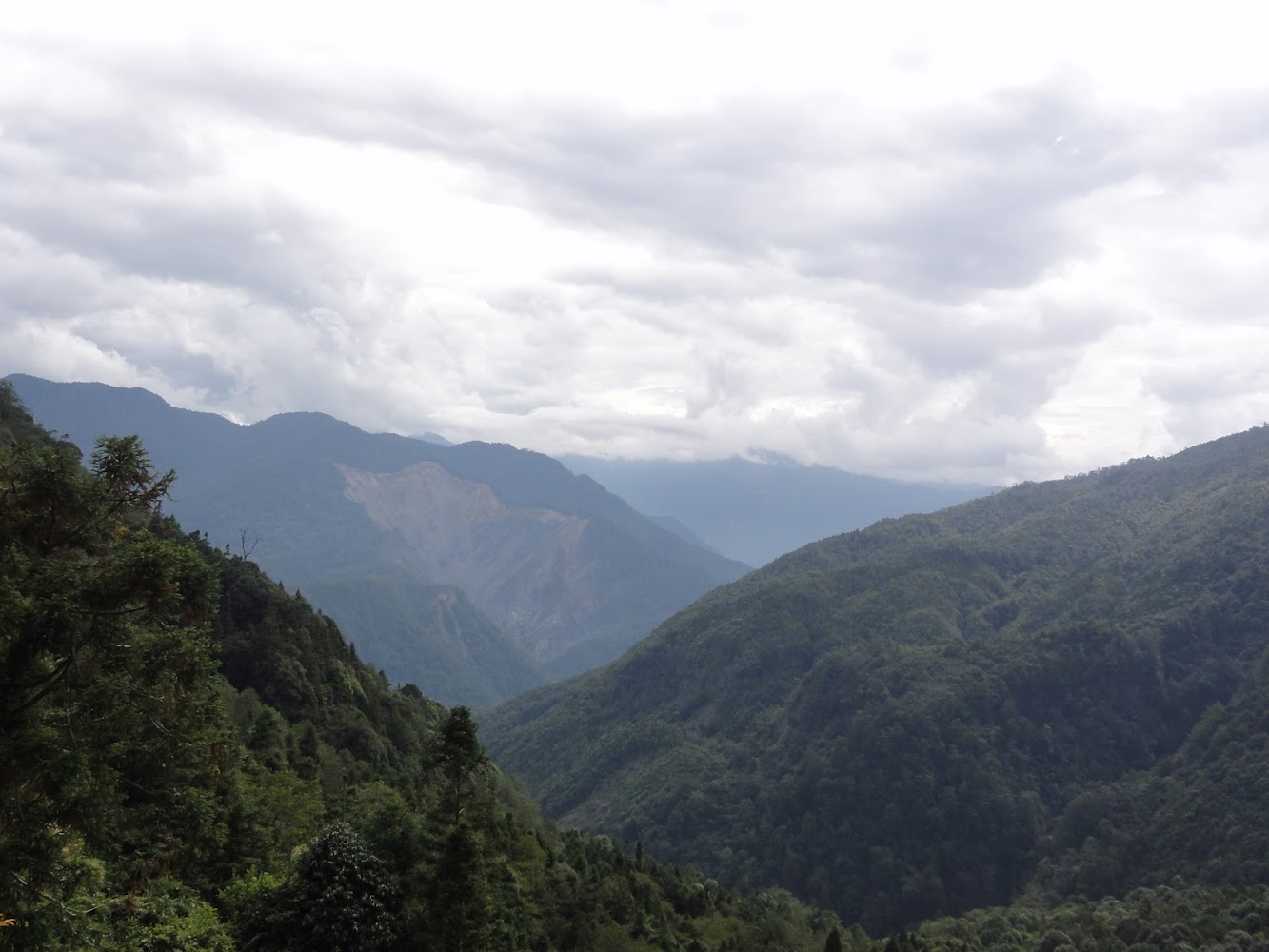 層層重疊的青翠山脈與雲層景觀