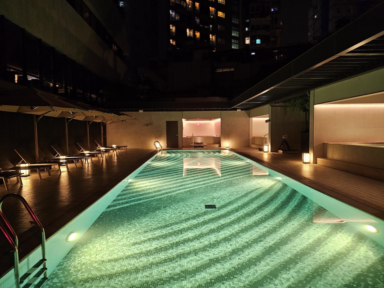 北投晶泉丰旅戶外泳池夜景