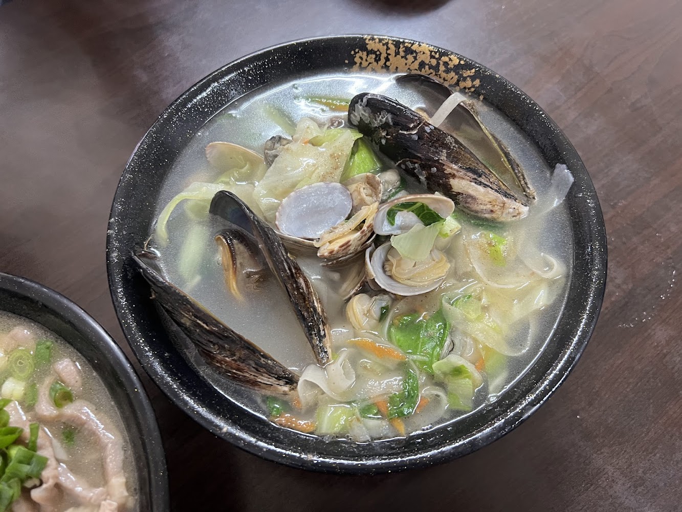 海鮮湯麵有淡菜蛤蜊與蔬菜