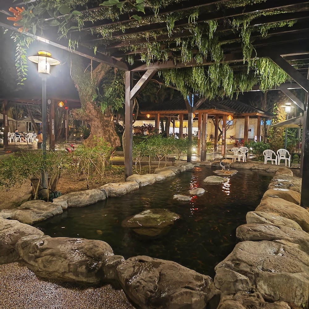 夜晚花園庭院、石池與涼亭的寧靜景色