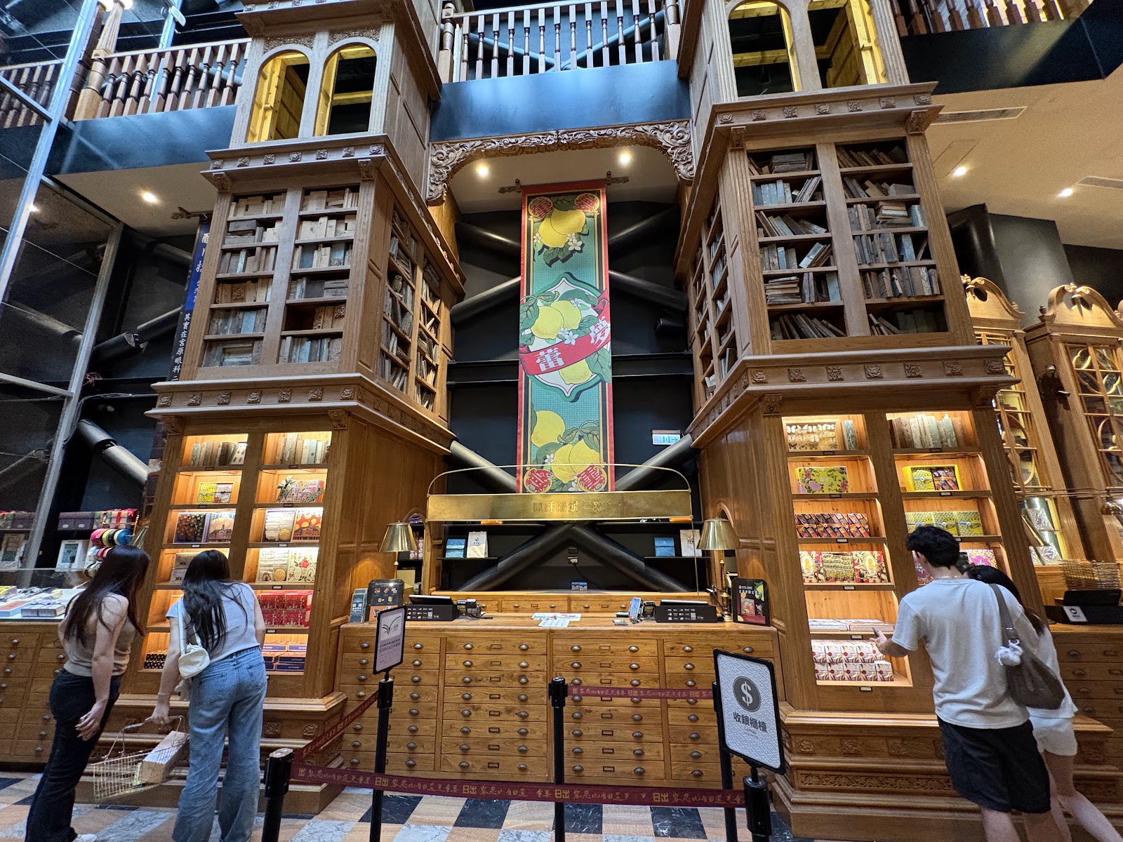 台中宮原眼科內部木質書架伴手禮展示