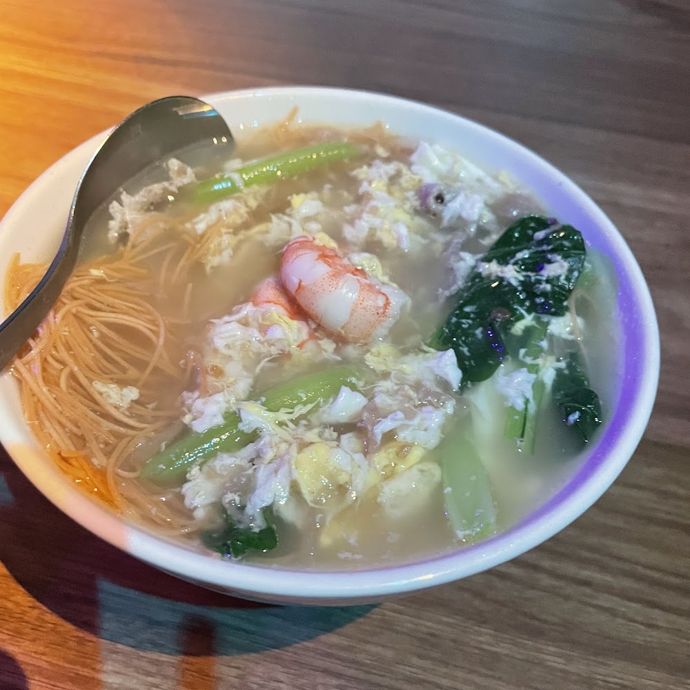 海鮮湯麵有蝦子與蔬菜，色彩鮮明
