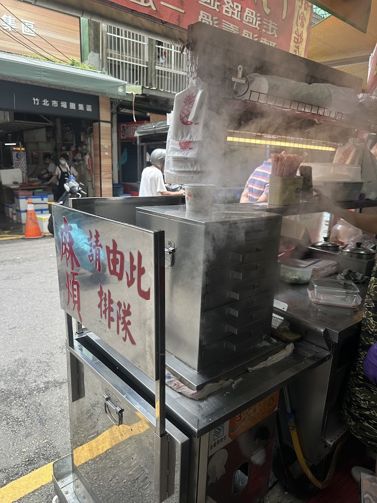 傳統市場小吃攤的蒸氣與作業台