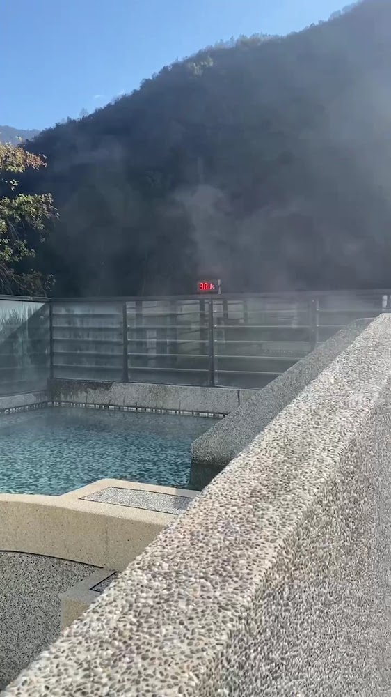湯迴廊秀巒戶外溫泉池與山景