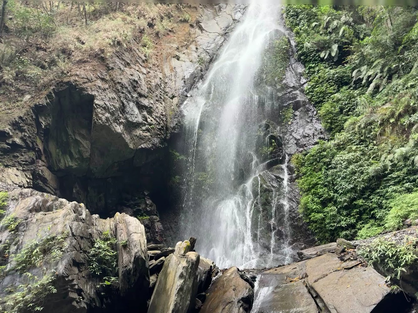 岩壁與瀑布水流