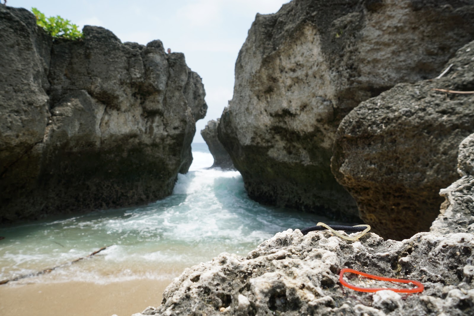 龍蝦洞礁岩峽縫，海浪衝入形成白色泡沫