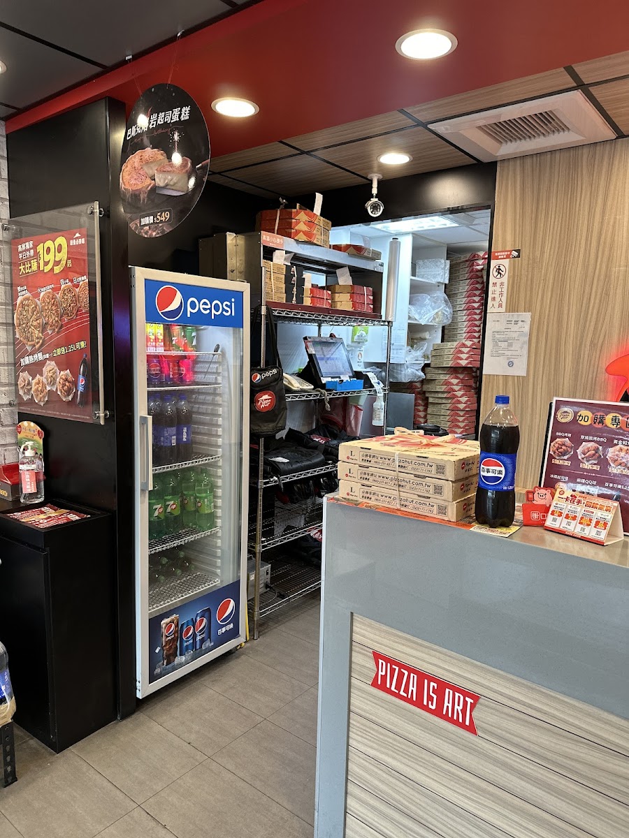 PIZZA HUT必勝客高雄橋頭店內部環境，Pepsi飲料備品區