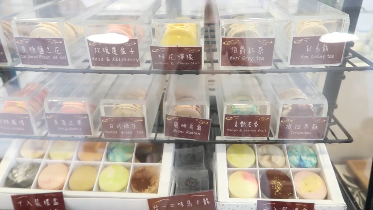 雨田家馬卡龍展示冰櫃各口味全景，標有口味標牌