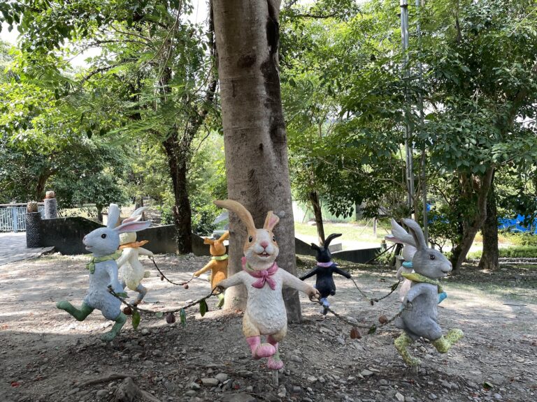 礁溪溫泉公園彩色兔子雕塑群宜蘭景點
