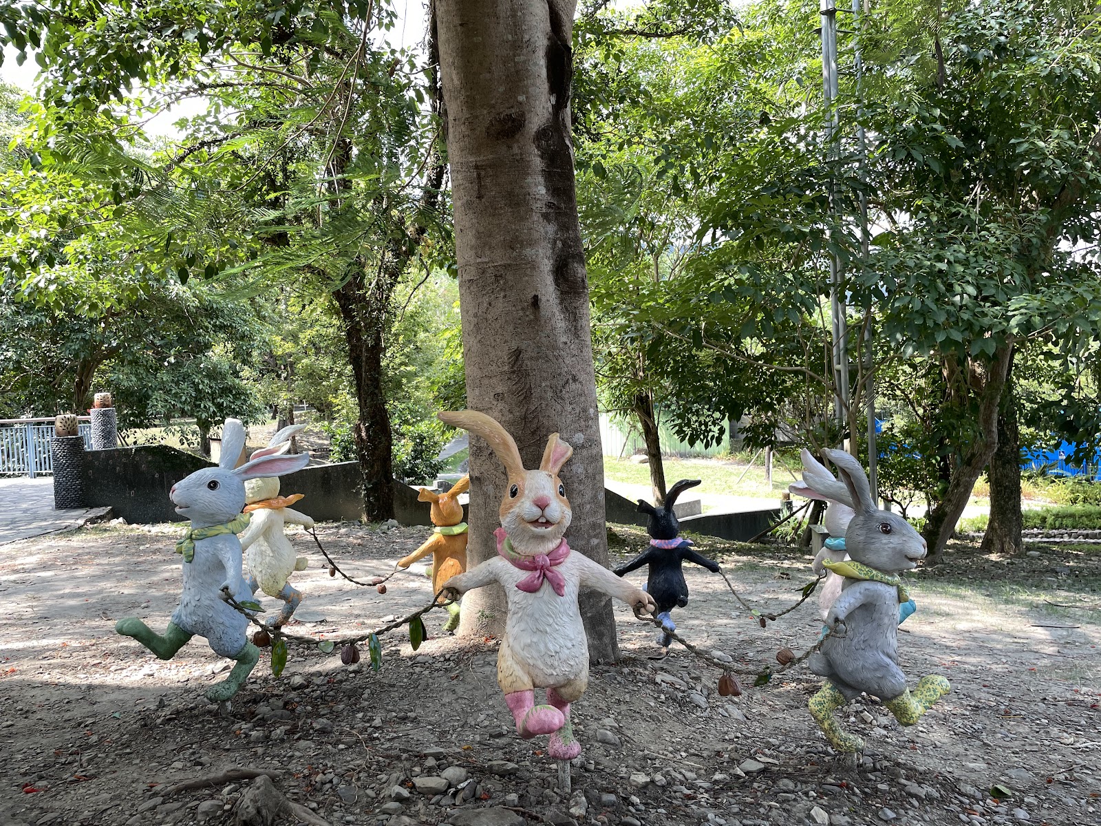 礁溪溫泉公園彩色兔子石雕裝置藝術，圍繞大樹奔跑