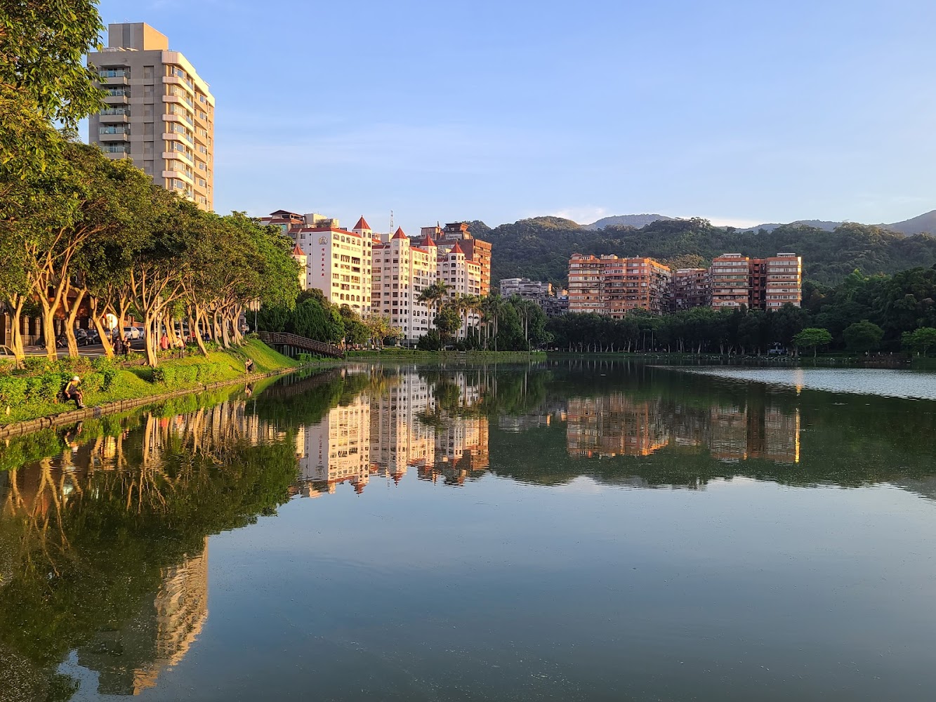 碧湖公園湖面與城市倒影