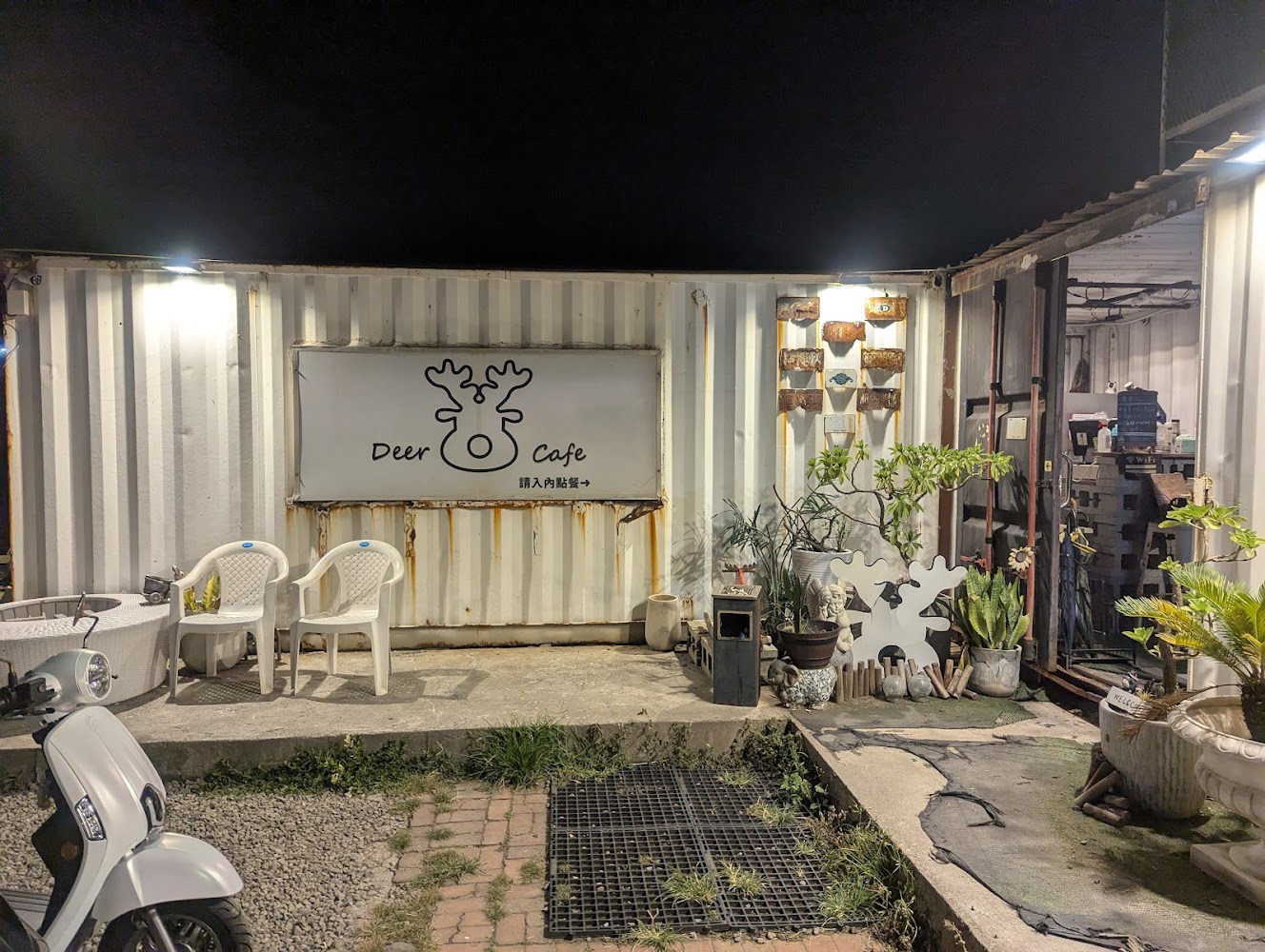 鹿邊咖啡外觀貨櫃屋改建與植栽座位區