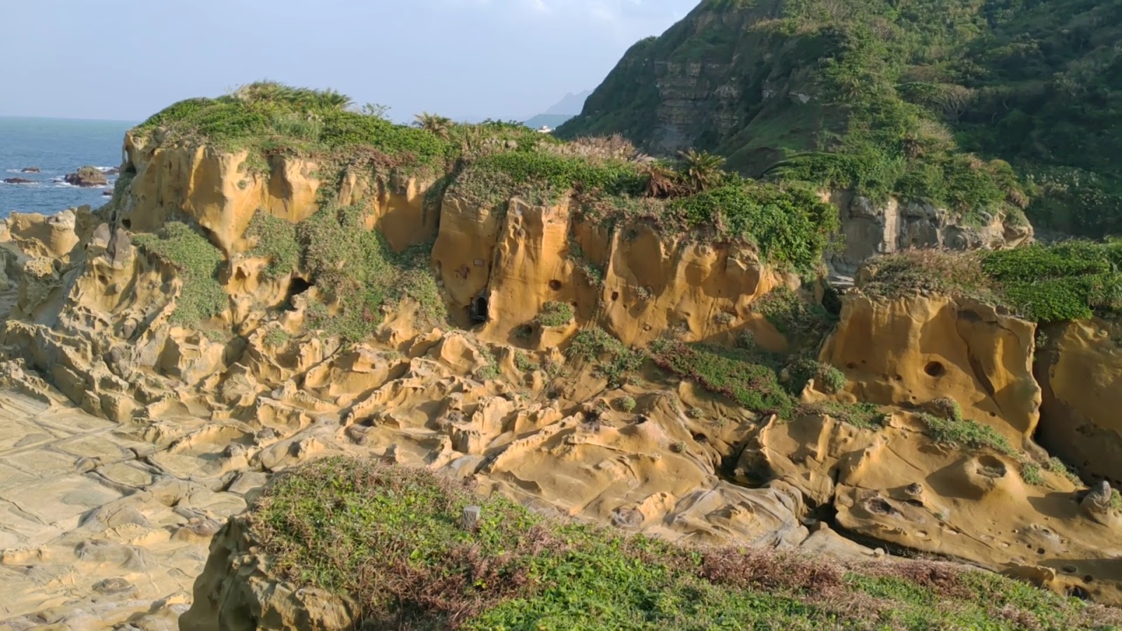 千疊敷海蝕地形岩層延伸觀景台