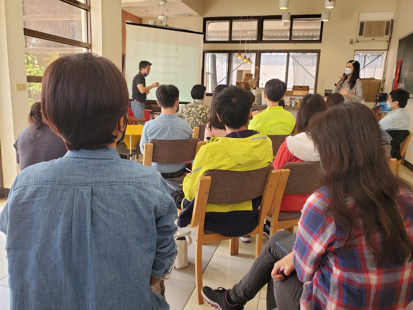 室內講座多人聆聽分享