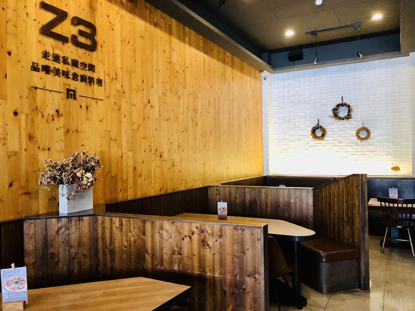 走廊倉廚楠梓參號倉座位區與Z3牆面裝飾