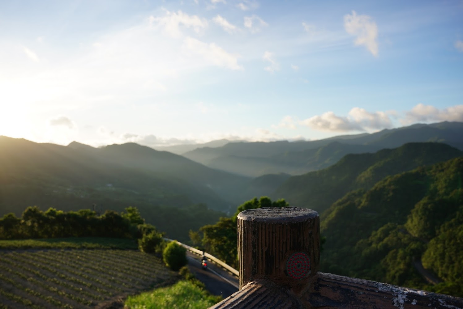 南山寺景觀平台遠眺群山與晨光