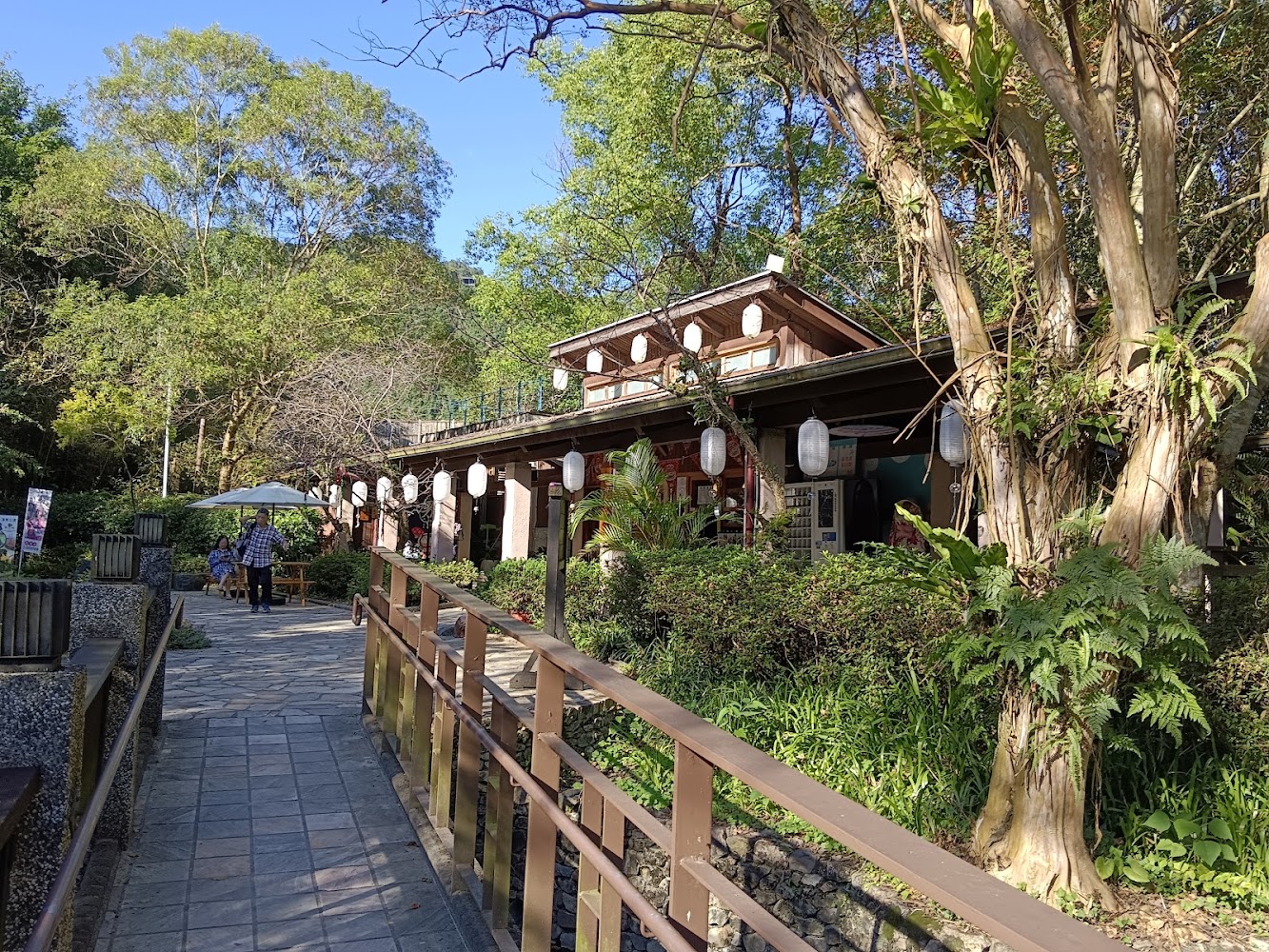 礁溪溫泉公園森林風呂樹蔭中的日式建築與燈籠