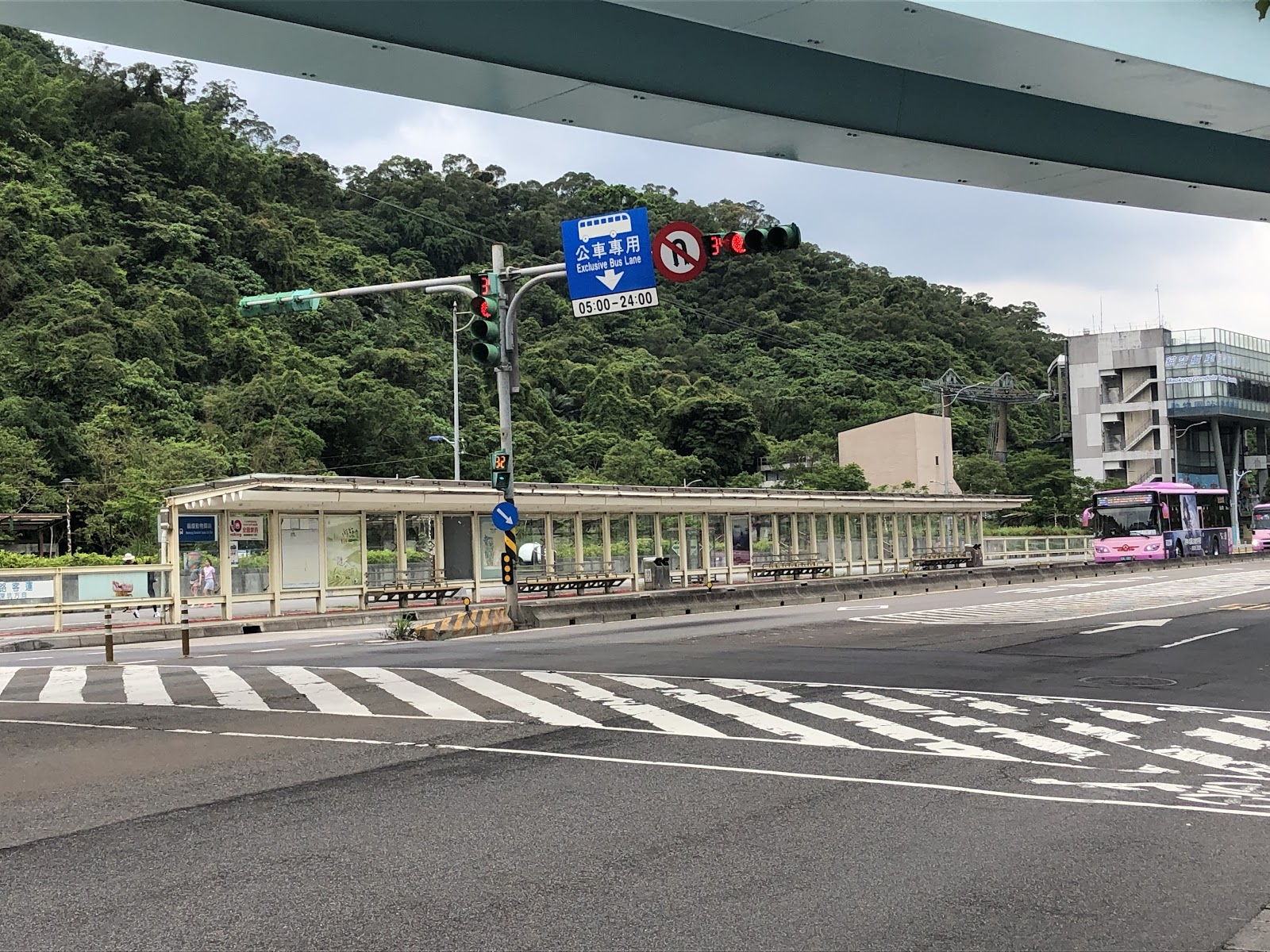 動物園站附近公車站牌，多條公車路線停靠