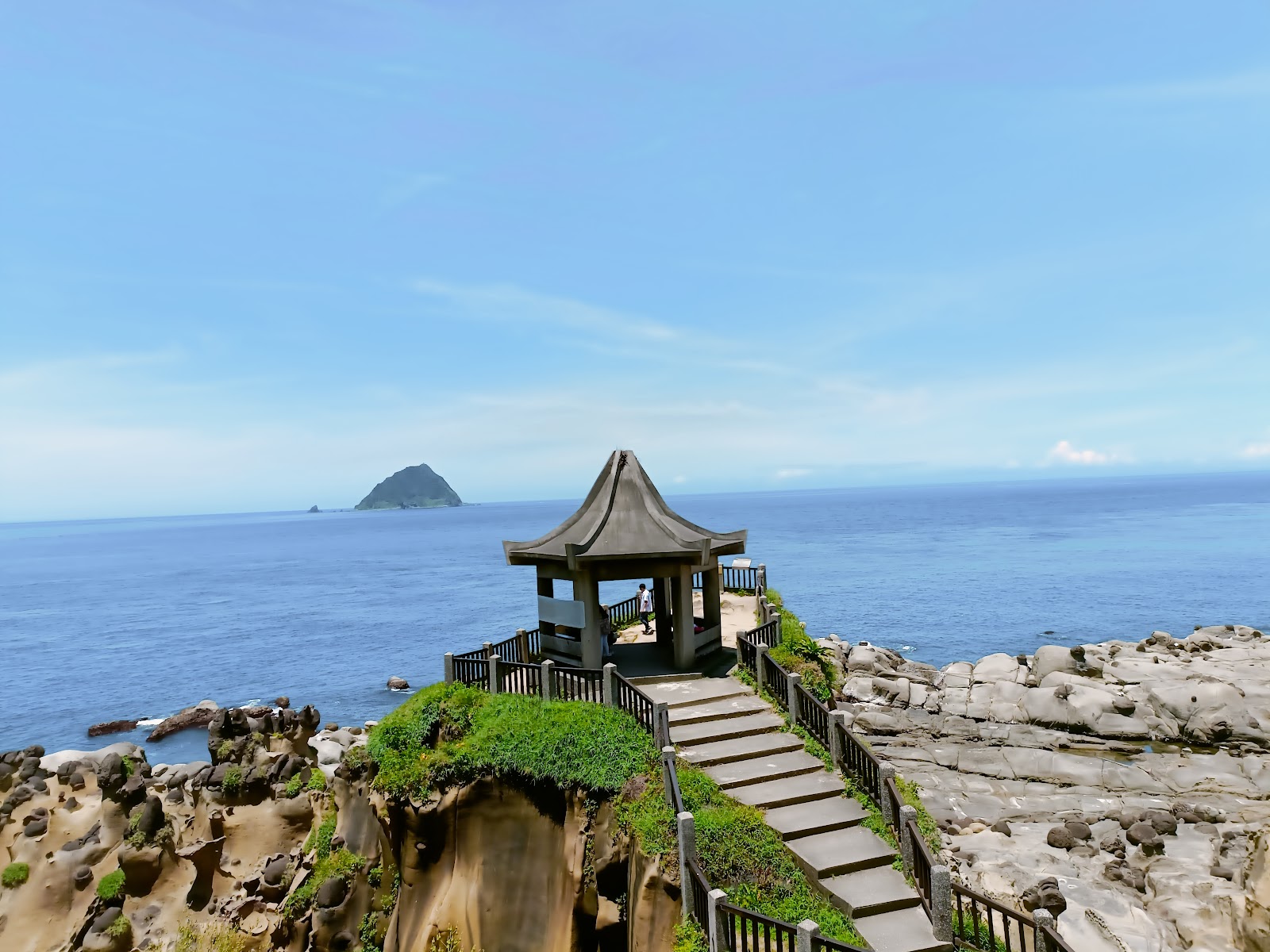 等嶼亭六角石亭岩岬基隆嶼遠景藍天