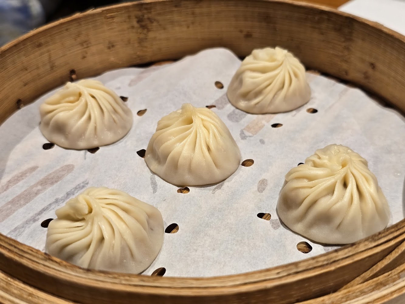 鼎泰豐A4店五顆小籠包蒸籠