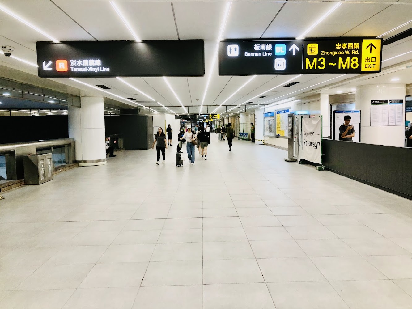 台北車站捷運站通道與指標