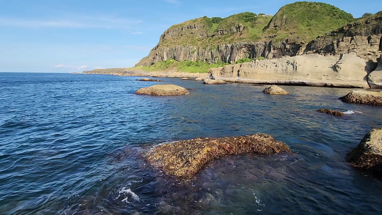 望幽海岸碧藍海水與綠色山崖