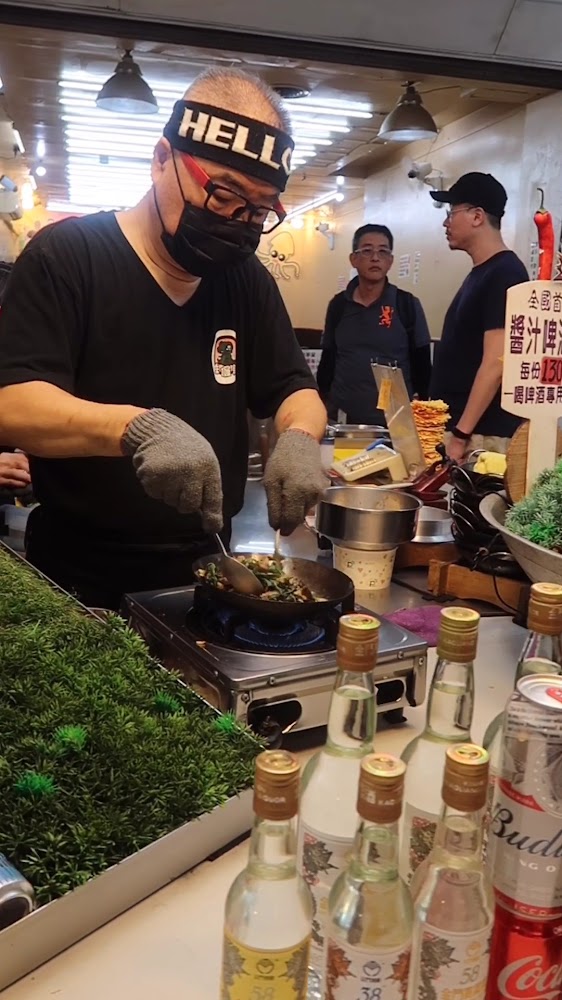 饒河夜市攤販現場料理畫面
