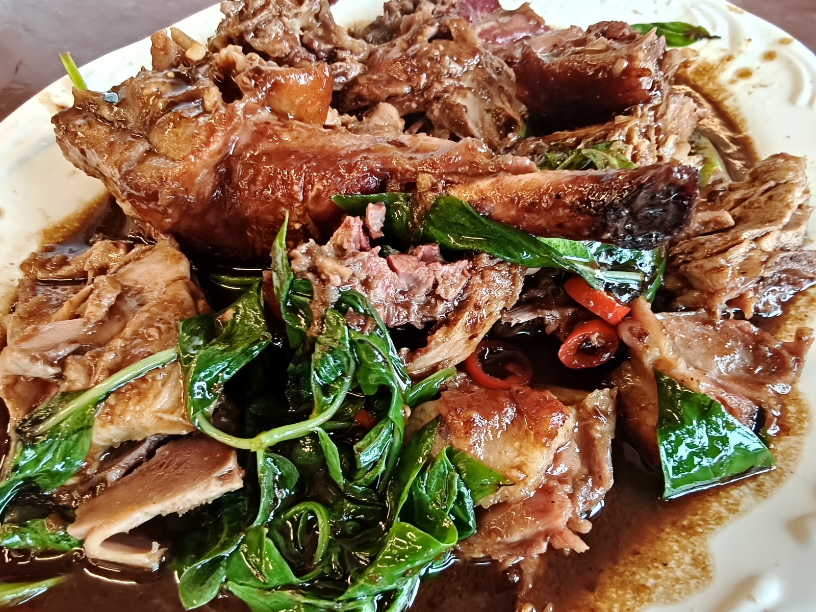 仁武烤鴨炒鴨片配蔬菜，蔥薑大火熱炒香氣十足