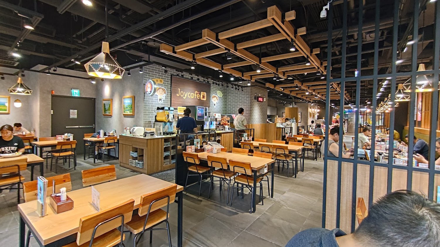 明亮寬敞的日式餐廳內部