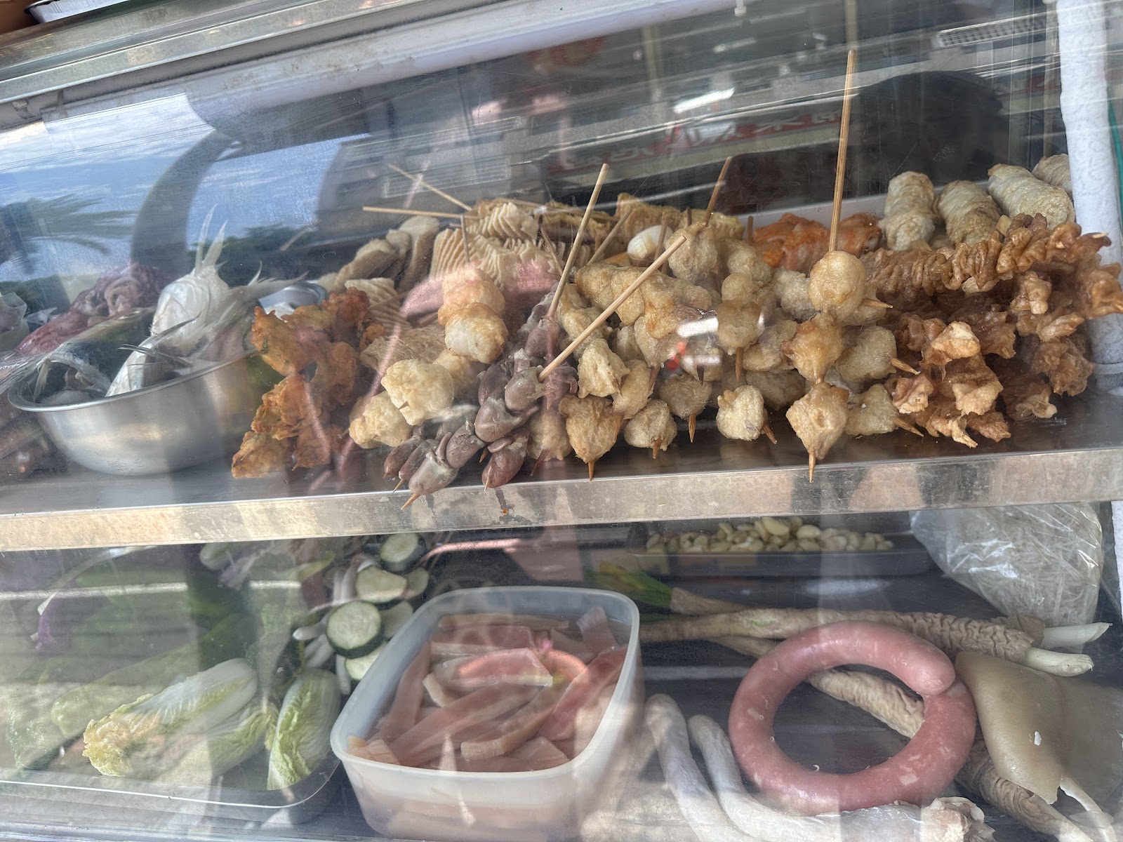 蚵仔寮大酒家玻璃展示櫃，各式新鮮食材整齊陳列