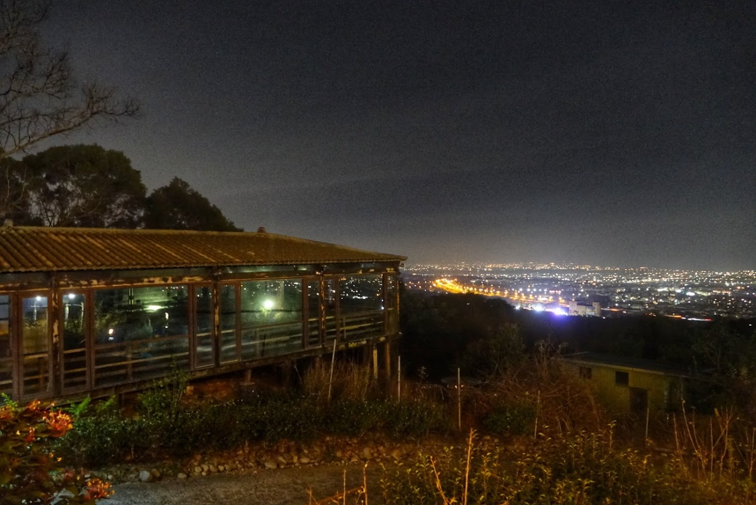 滔月景觀咖啡廳木造建築與夜景