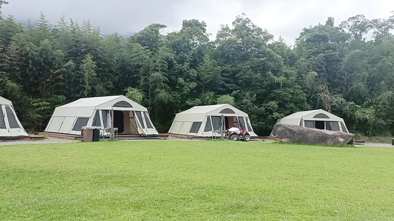 臻美營地草地上的大型帳篷區