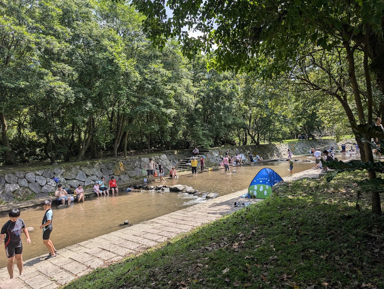 磺溪頭清水園區河邊戲水區熱鬧景象