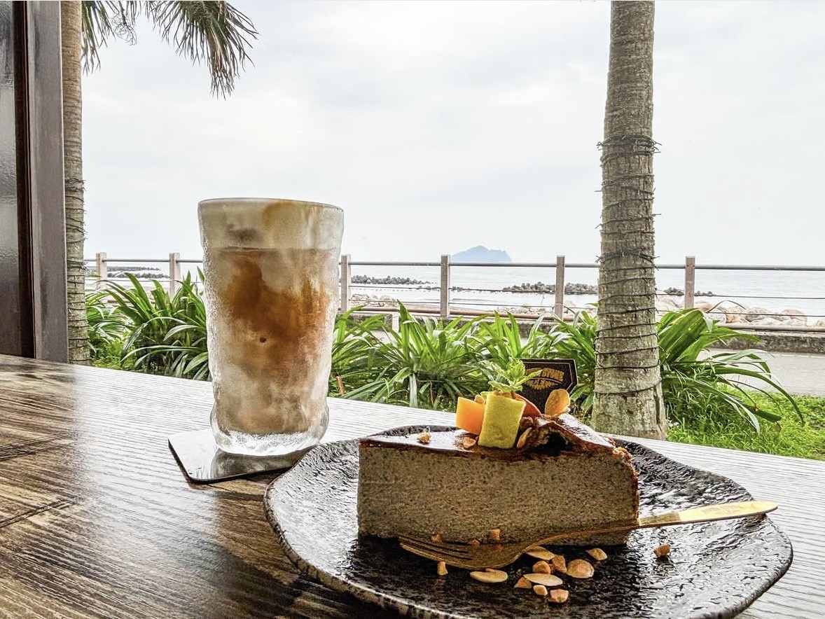 川岩冰咖啡與蛋糕搭配海景