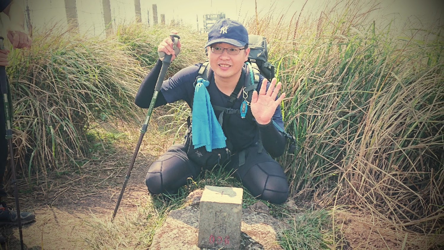 陽明山登山客坐在三角點石標旁
