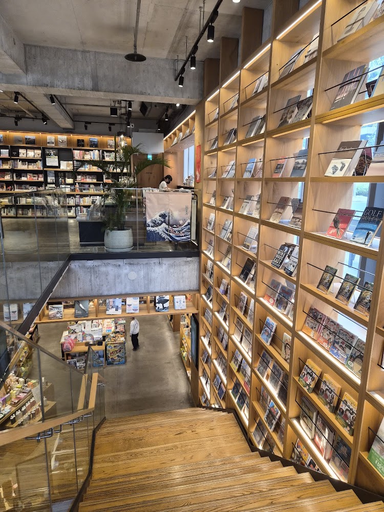 蔦屋書店台中市政店木質書架與樓梯空間