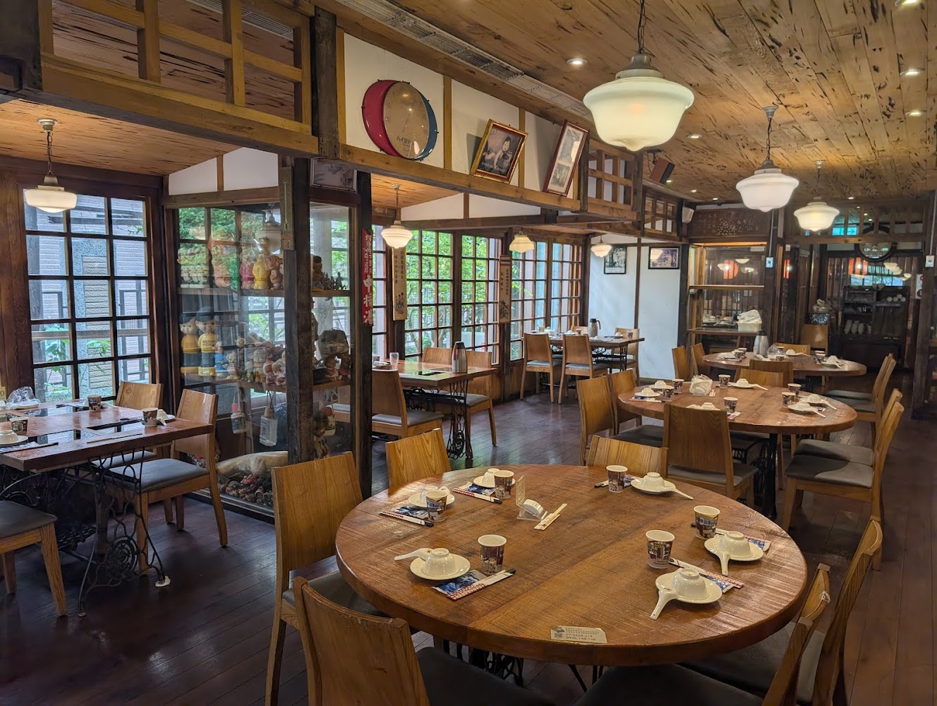 和風元素餐廳空間與圓桌座位