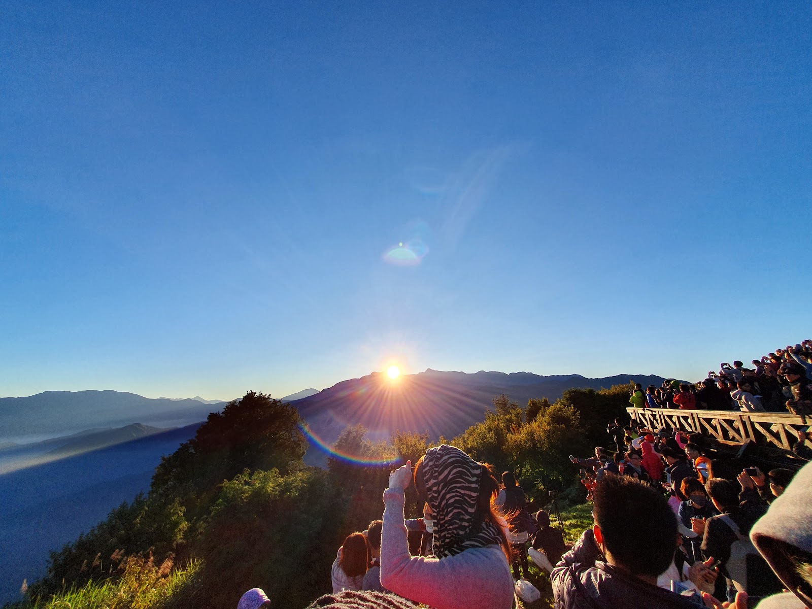 小笠原山觀景台日出奇景，旅客聚集眺望雲海和玉山山脈