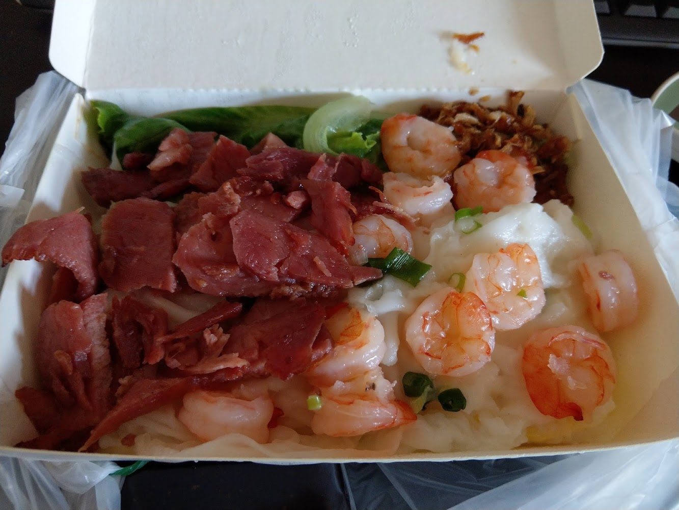 配有鮮蝦燒臘與腸粉的餐盒