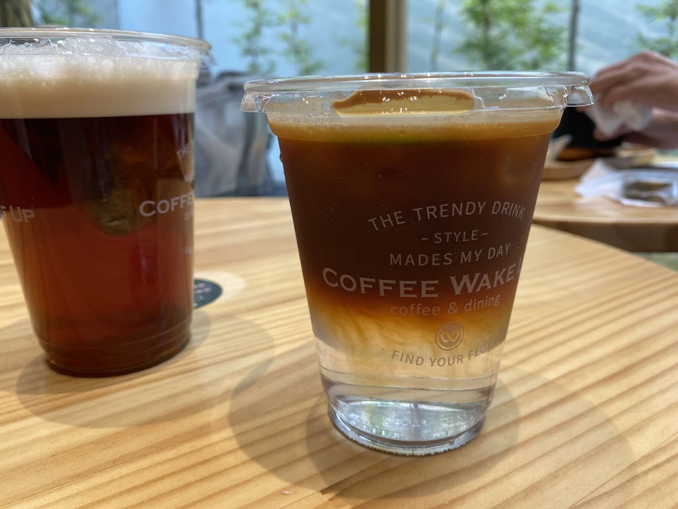 咖啡覺醒美術店冰美式與奶泡冷飲