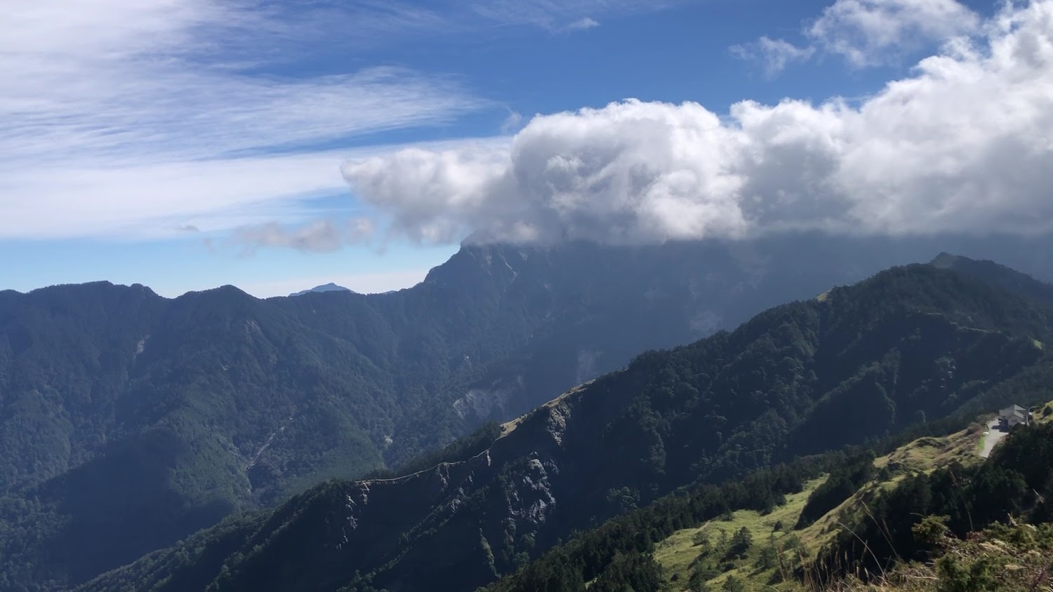 青翠山脈與壯麗雲海
