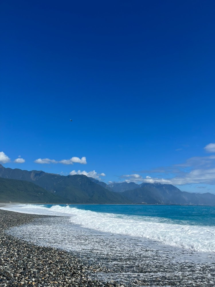 七星潭海灘浪花與山景
